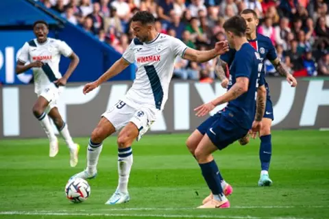 رسميًا.. إيقاف كوكا بسبب حجب شعار المثلية في الدوري الفرنسي